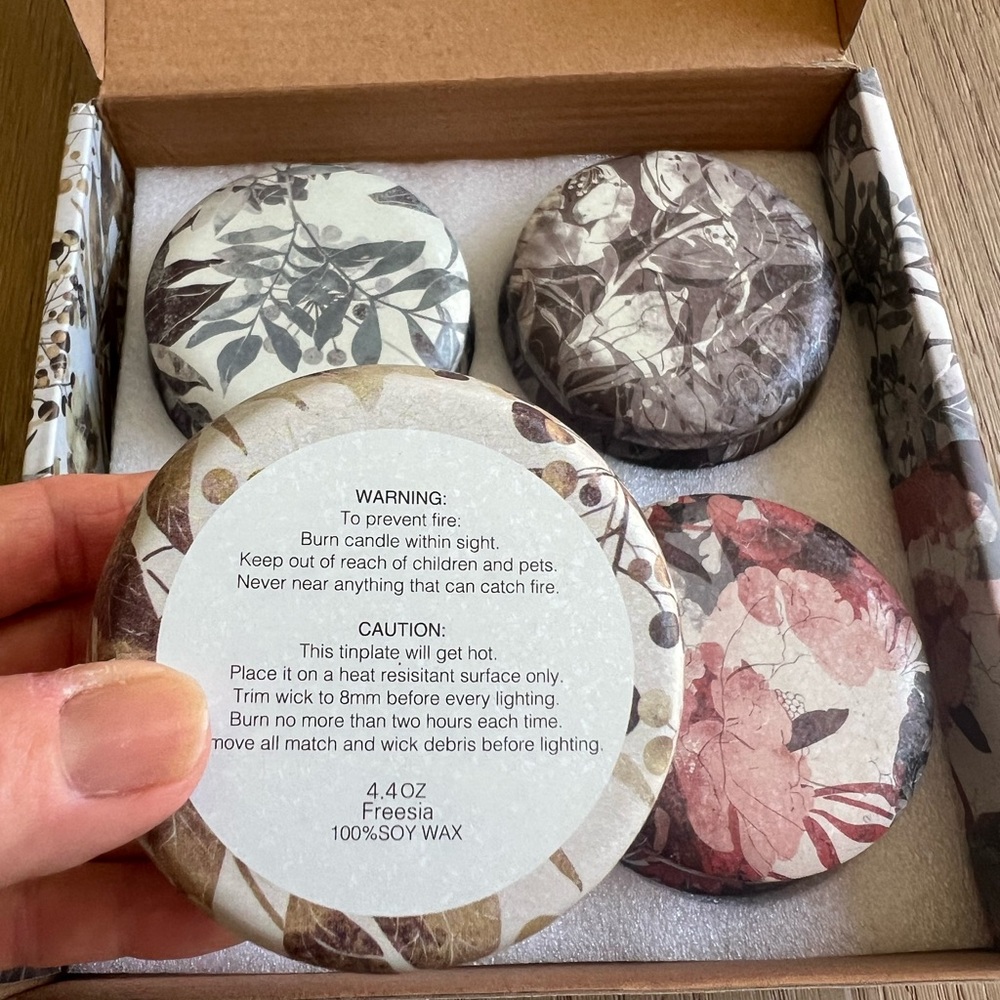 Gift box of 4 soy wax candles Scents:French Vanilla, Lavender, Freesia, Rosemary - Picture 10 of 14